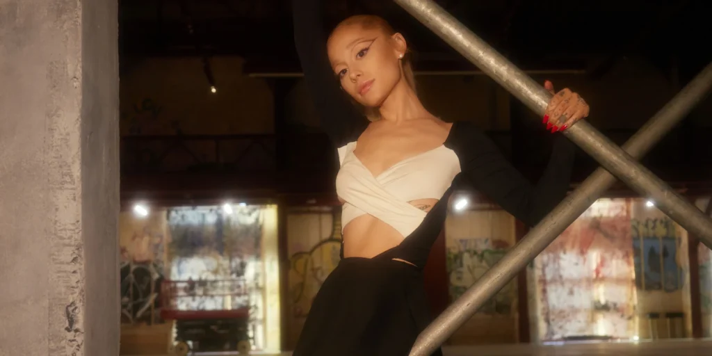 "Ariana Grande Regresa con un Homenaje a Madonna en su Nuevo Sencillo 'yes, and?'" 1 Ariana Grande