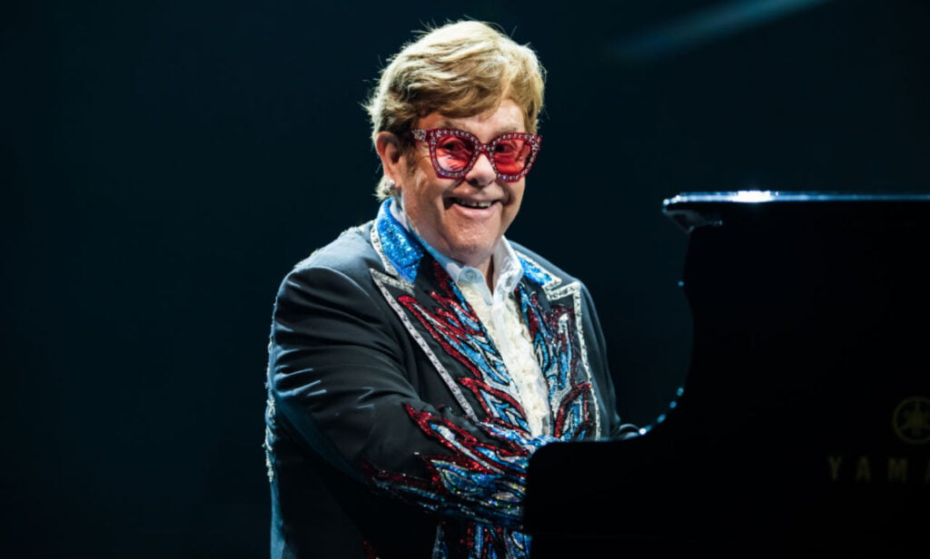 Elton John interpreta la emotiva Goodbye Yellow Brick Road en la ultima parada de su gira de despedida