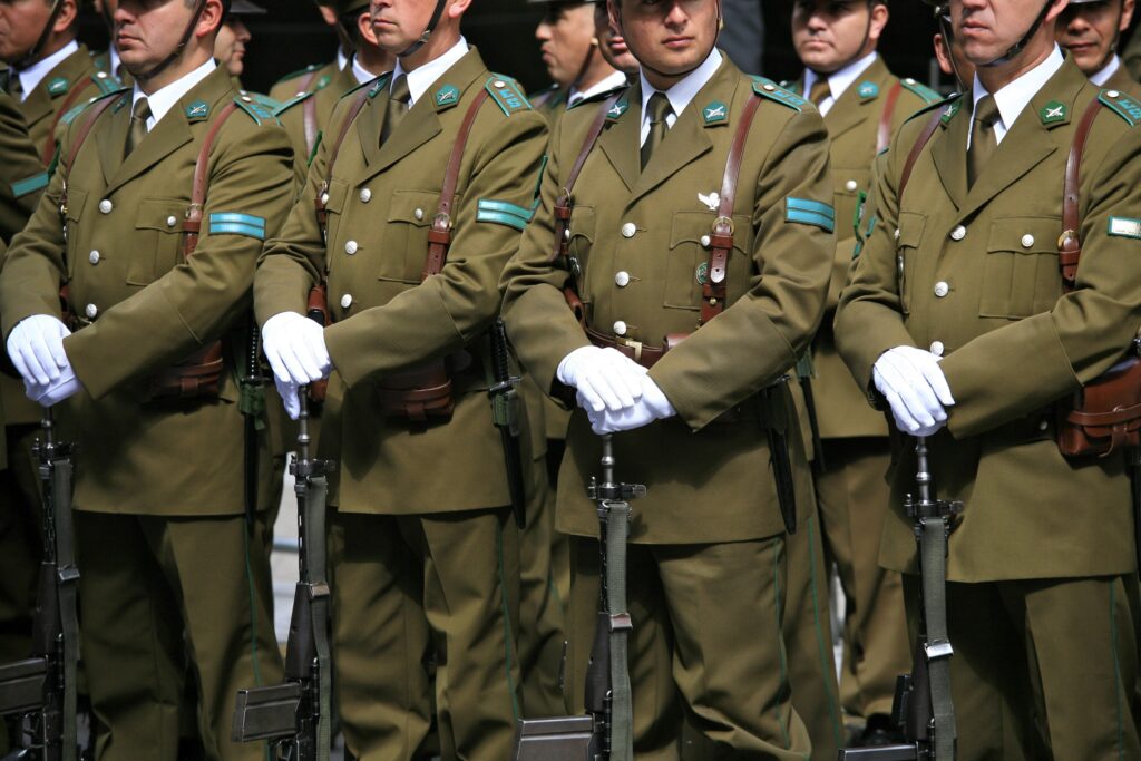 "Carabineros de Franco Autorizados: Portarán Arma Institucional para Repeler Asaltos" 1 Oficiales Carabineros de Chile