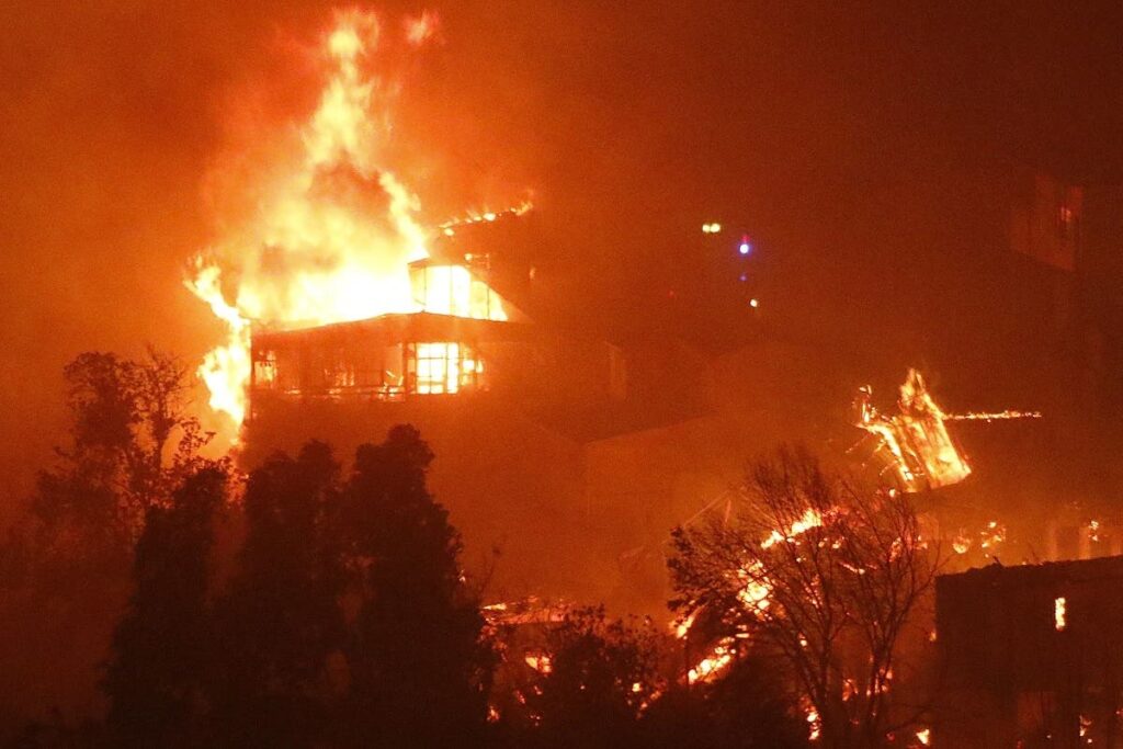 ¡Una zona de guerra! Amanecer revela devastador panorama en Viña del Mar 1 incendios