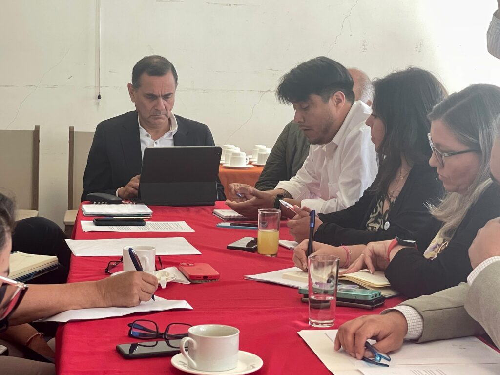 Curicó: Autoridades regionales, provinciales y comunales se reunieron para abordar seguridad laboral en CESFAM Betty Muñoz Arce 1 reunion