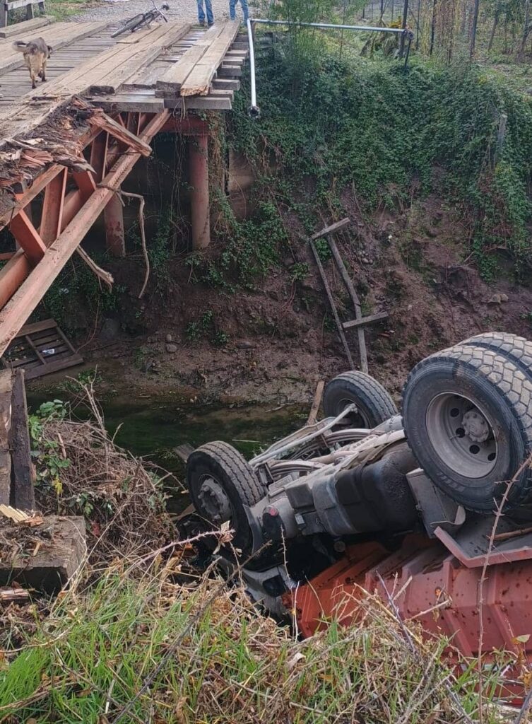 Dos lesionados dejó accidente de tránsito en sector Los Niches Curicó 1 Accidente ruta J 645 sector San Leon Los Niches 1