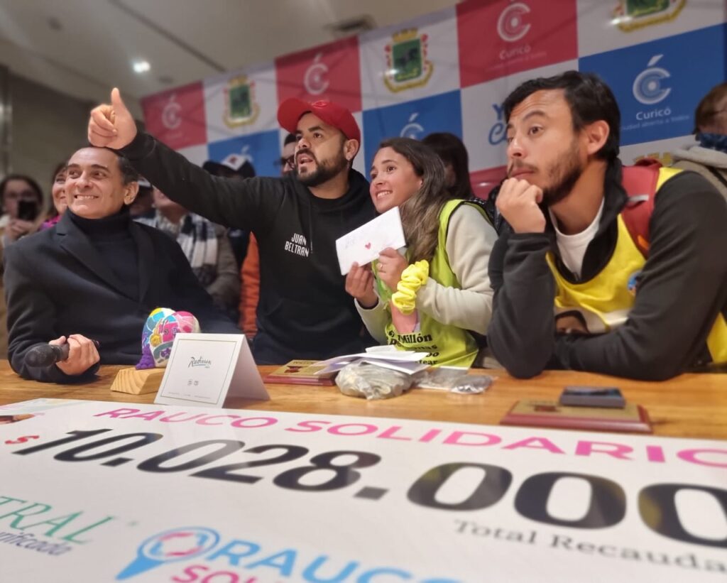 Curicó se une en un emotivo recibimiento a Camila Gómez en su lucha por la vida de su hijo Tomás Ross 1 PHOTO 2024 05 23 21 20 38 1