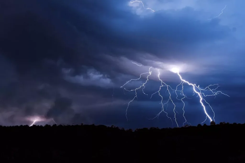 Gobierno se prepara para nueva ola de sistemas frontales para la próxima semana que afectarían desde el Maule hasta Los Lagos 1 tormenta electrica 1068x712 1