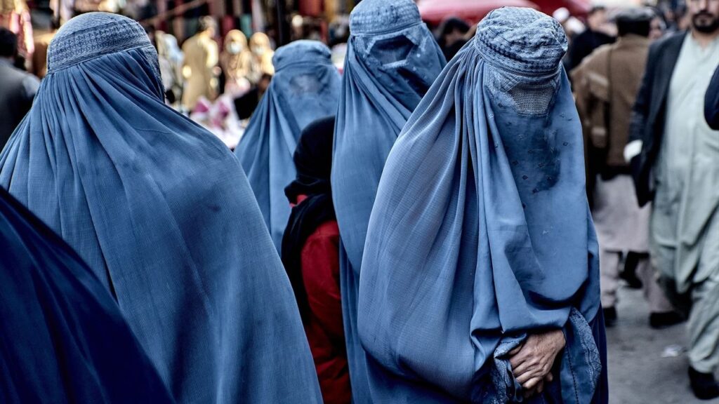 Talibanes impone severas restricciones a las mujeres en Afganistán: Obligación de velo y silencio público 1 2700039977 46735345 1300x731