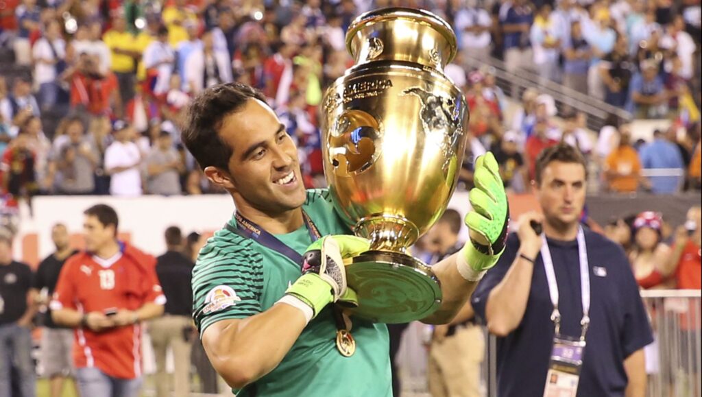 ¡Adiós Capitán! Claudio Bravo anuncia su retiro del fútbol profesional 1 GettyImages 543259374 e1649865077105