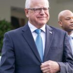 Kamala Harris Selecciona a Tim Walz el Gobernador de Minnesota como su Companero de Formula para la Vicepresidencia