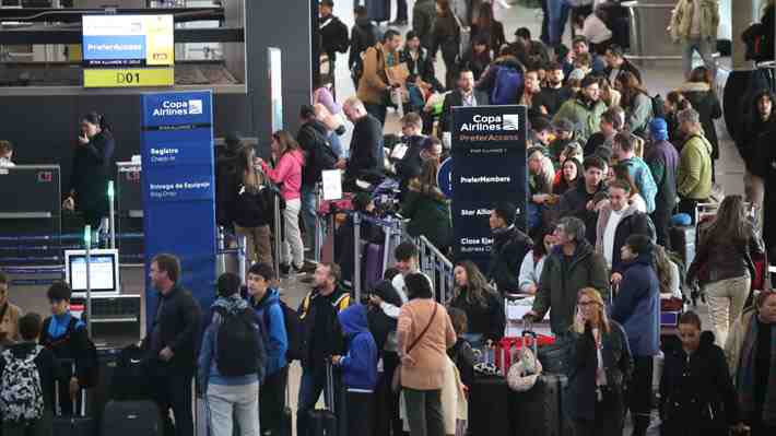 Huelga de trabajadores del Aeropuerto de Santiago amenaza con afectar masivos viajes por Fiestas Patrias 1