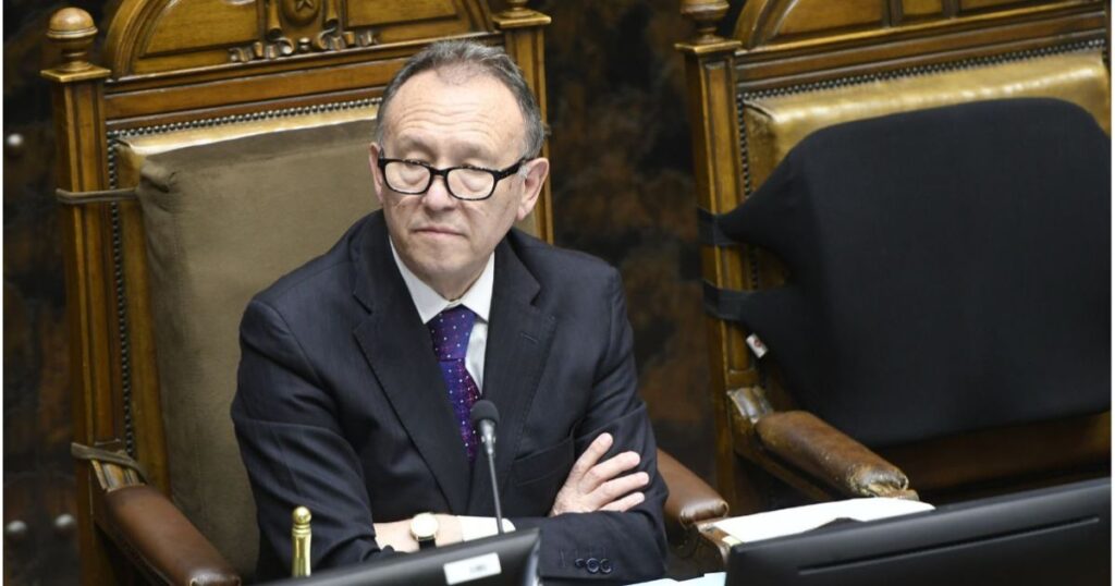 Presidente del Senado responde a Boric y defiende la separación de poderes tras destitución de Sergio Muñoz 1 Copia de IMAGEN DESTACADA MEDIAINFO 1 2