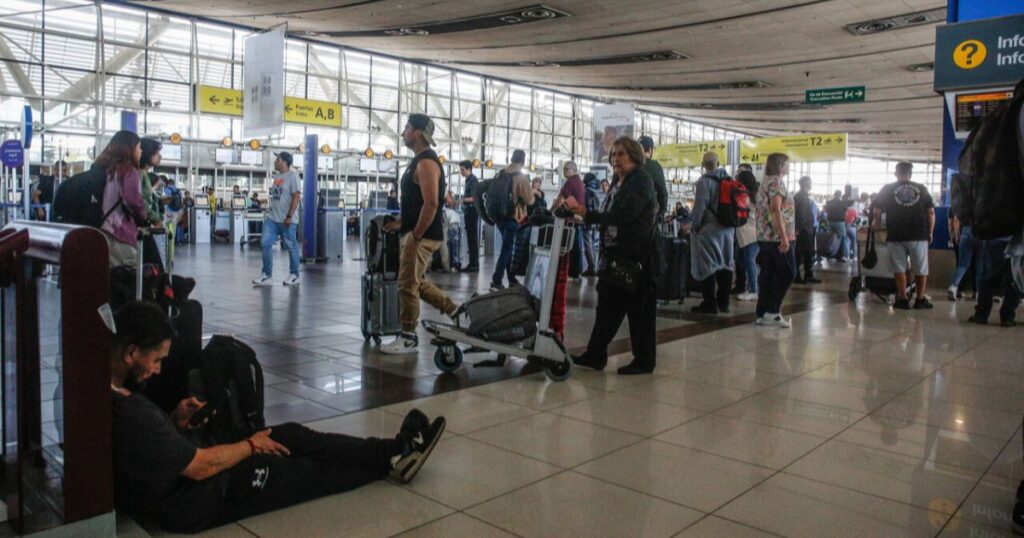 Movilización de trabajadores de aeronáutica causa retrasos y caos en aeropuertos 1 Movilizacion aeropuerto
