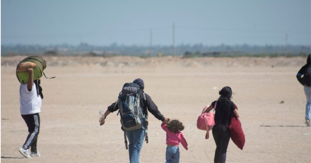 Cadem: 79% cree que llegada de migrantes es mala para Chile y 87% apoya más restricciones a ingresos 1 Cadem Migrantes