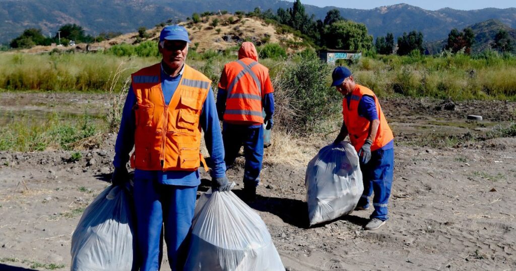 Municipio de Curicó impulsa limpieza en balnearios naturales con exitoso operativo en “El Duraznito” de Tutuquén 1 Tutuquen