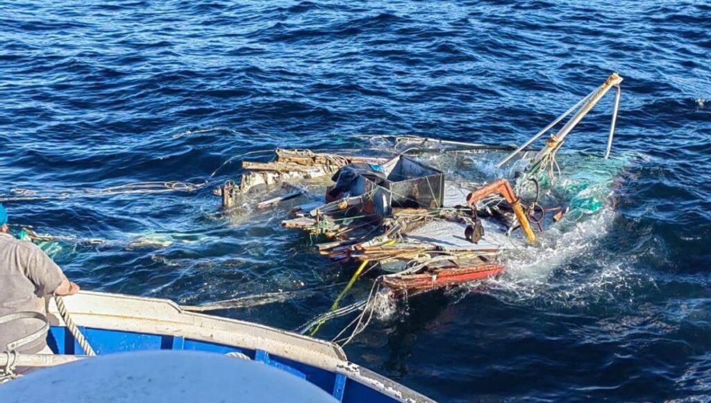 Encuentran lancha semihundida en Coronel: siete pescadores de Constitución siguen desaparecidos 1 Pescadores desaparecidos Constitucion
