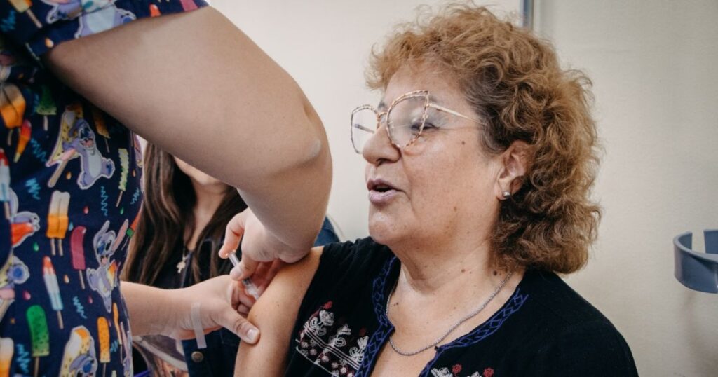 Seremi de Salud refuerza vacunación de adultos mayores en Maule Sur 1 Vacunacion Maule Sur