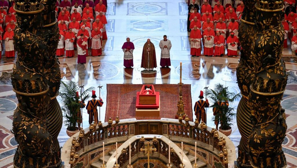 Feretro Papa Francisco llega a la Basilica de San Pedro