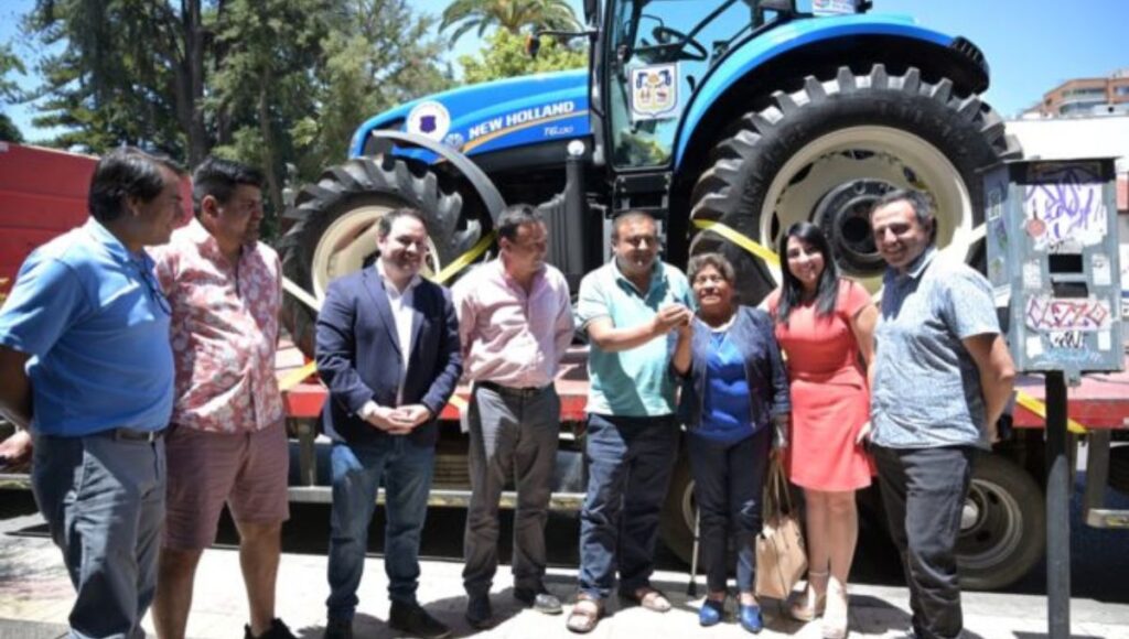 Pelluhue cuenta con un nuevo tractor financiado por el Gobierno Regional del Maule 1 Pelluhue
