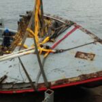 familias pescadores lancha bruma
