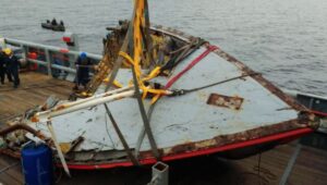 familias pescadores lancha bruma