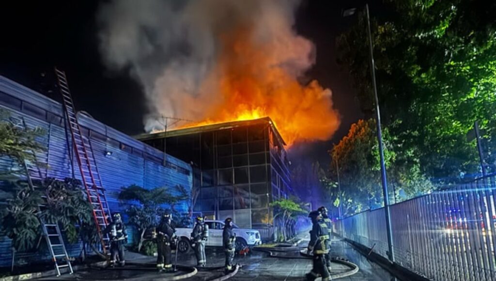 Incendio destruye instalaciones de Radio El Conquistador en Huechuraba 1 incendio Radio El Conquistador
