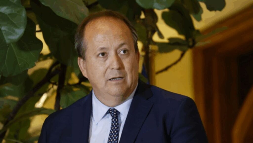 Fiscalía abre investigación penal por viajes al extranjero de más de 25 mil funcionarios con licencia médica 1 Fiscalia abre investigacion penal por viajes al extranjero de mas de 25 mil funcionarios con licencia medica