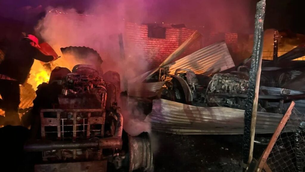 Incendio destruye bodega agrícola y provoca millonarias pérdidas en sector Los Guindos, Curicó 1 Incendio destruye bodega agricola y provoca millonarias perdidas en sector Los Guindos Curico