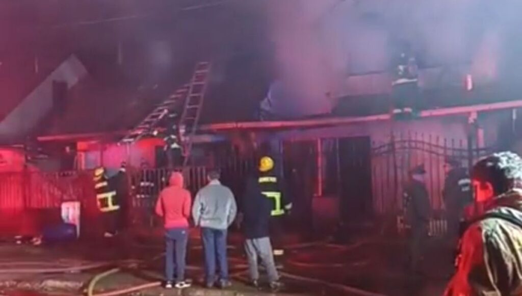 Incendio en Villa Ilusión deja una persona fallecida y tres viviendas destruidas en Talca 1 Incendio en Villa Ilusion deja una persona fallecida y tres viviendas destruidas en Talca
