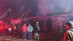 Incendio en Villa Ilusion deja una persona fallecida y tres viviendas destruidas en Talca