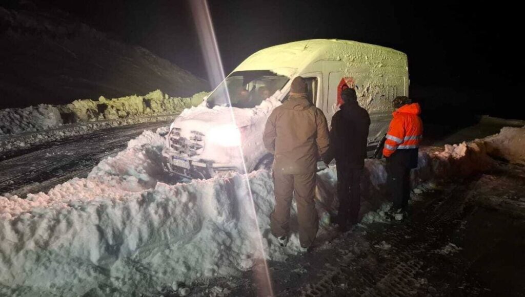 San Clemente: Rescatan a tres argentinos atrapados por la nieve tras ignorar cierre del paso internacional en la cordillera del Maule 1 Rescatan a tres argentinos atrapados por la nieve tras ignorar cierre del paso internacional en la cordillera del Maule