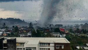 Tornado causa severos danos en Puerto Varas y obliga a activar comite de emergencia