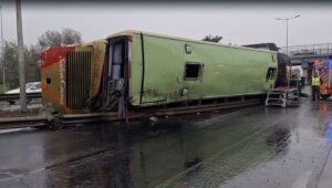 Volcamiento de bus deja al menos dos muertos y 12 heridos en San Fernando