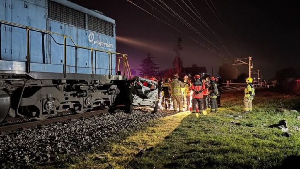 Curicó: Tres personas fallecieron en violento choque entre tren de carga y automóvil en la localidad de Sarmiento 1 Curico Tres personas fallecieron en violento choque entre tren de carga y automovil en la localidad de Sarmiento