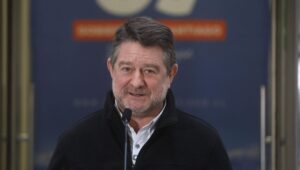 Gobernador Orrego entrega aparatos electronicos