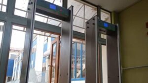 Comision de Seguridad aprueba proyecto que permite instalar detectores de metales en colegios y centros de salud
