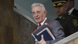 Condenan a Alvaro Uribe por soborno y fraude procesal en historico fallo judicial en Colombia