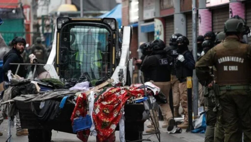 Desalojan toldos azules en barrio Meiggs en operativo conjunto entre municipio y Carabineros 1 Desalojan toldos azules en barrio Meiggs en operativo conjunto entre municipio y Carabineros
