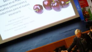 Destacan seminario sobre desafios comerciales de la cereza en Curico