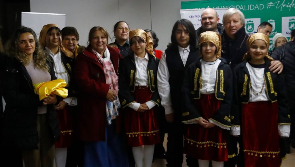 Escuela Greca recibio trajes tipicos confeccionados a mano por el Centro de Accion