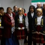 Escuela Greca recibio trajes tipicos confeccionados a mano por el Centro de Accion