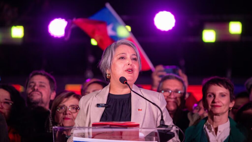 Jeannette Jara lidera primera encuesta presidencial tras primarias pero pierde en todos los escenarios de segunda vuelta
