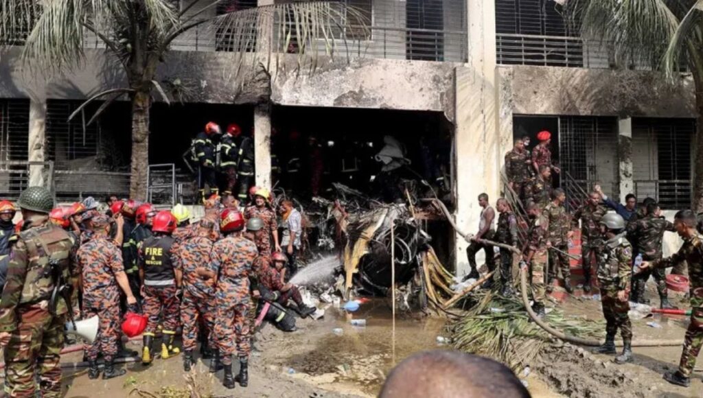 Tragedia en Bangladesh: 19 muertos tras caída de avión militar sobre campus universitario 1 Tragedia en Bangladesh 19 muertos tras caida de avion militar sobre campus universitario