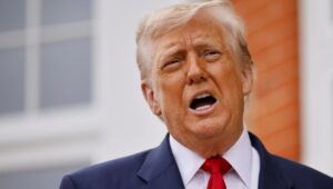 Trump acorta plazo para acuerdo entre Rusia y Ucrania y amenaza con duros aranceles