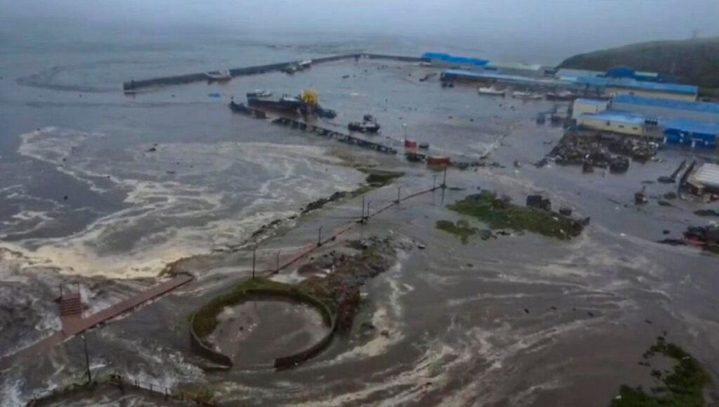 Tsunami con olas de hasta cuatro metros golpea Kamchatka y las Kuriles tras potente terremoto en Rusia 1 Tsunami con olas de hasta cuatro metros golpea Kamchatka y las Kuriles tras potente terremoto en Rusia