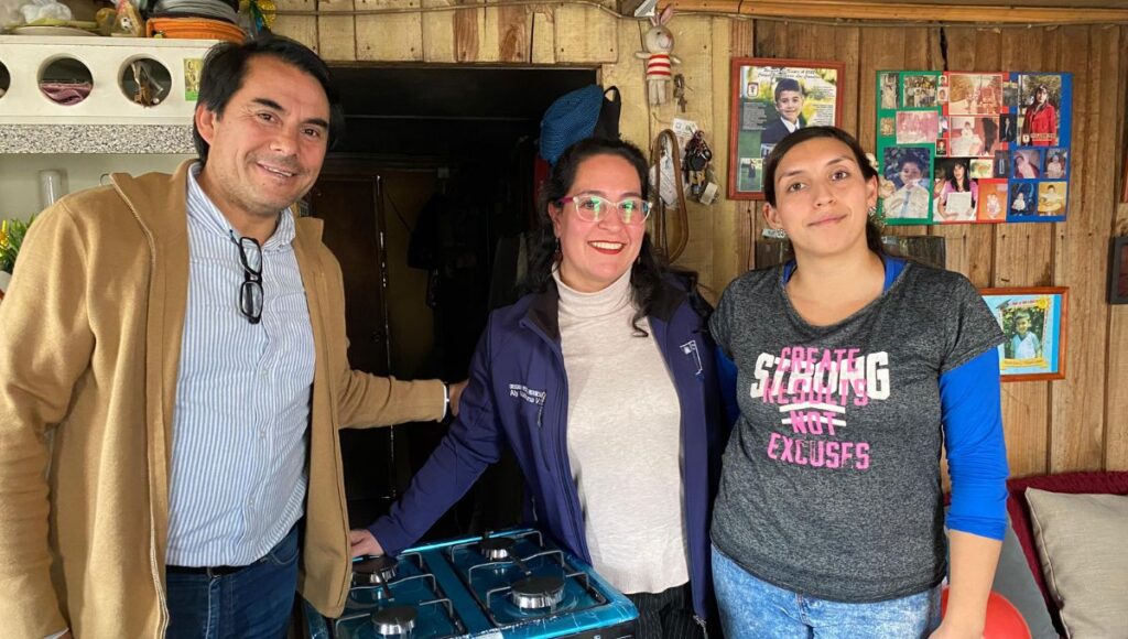 Delegada presidencial Aly Valderrama Villarroel realiza entrega de cocina y calefont a vecinas de Retiro