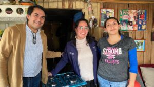 Delegada presidencial Aly Valderrama Villarroel realiza entrega de cocina y calefont a vecinas de Retiro