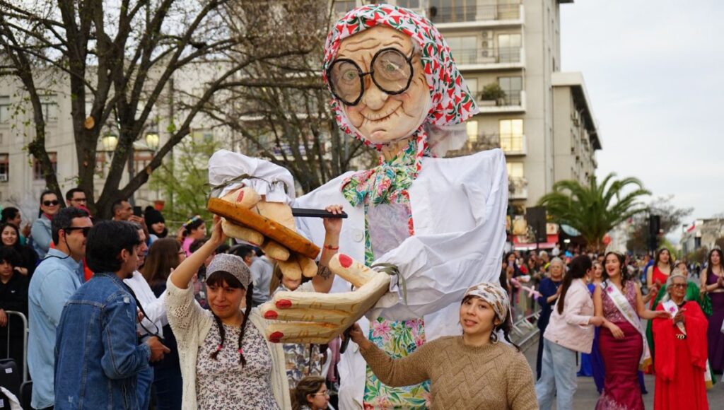 Talca celebra la Fiesta de la Primavera 2025 con desfile de carros alegoricos y comparsas