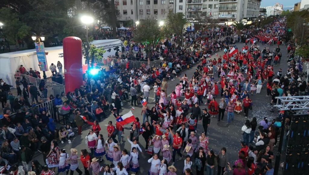 Talca celebra una Fiesta de la Primavera historica con desfile de carros alegoricos y comparsas