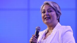 Comando de Jeannette Jara expresa incomodidad por criticas del Presidente Boric a Kast