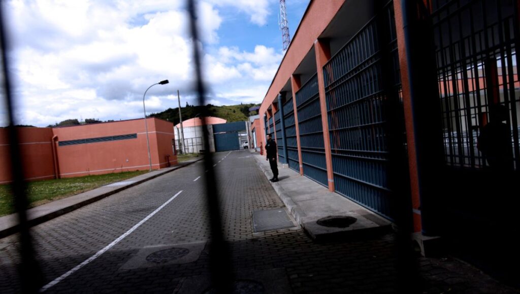 Despiden a asistente social sorprendida besándose con interno en el penal Bío Bío 1 Despiden a asistente social sorprendida besandose con interno en el penal Bio Bio