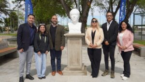Donan busto de Gabriela Mistral para popular plaza en Molina