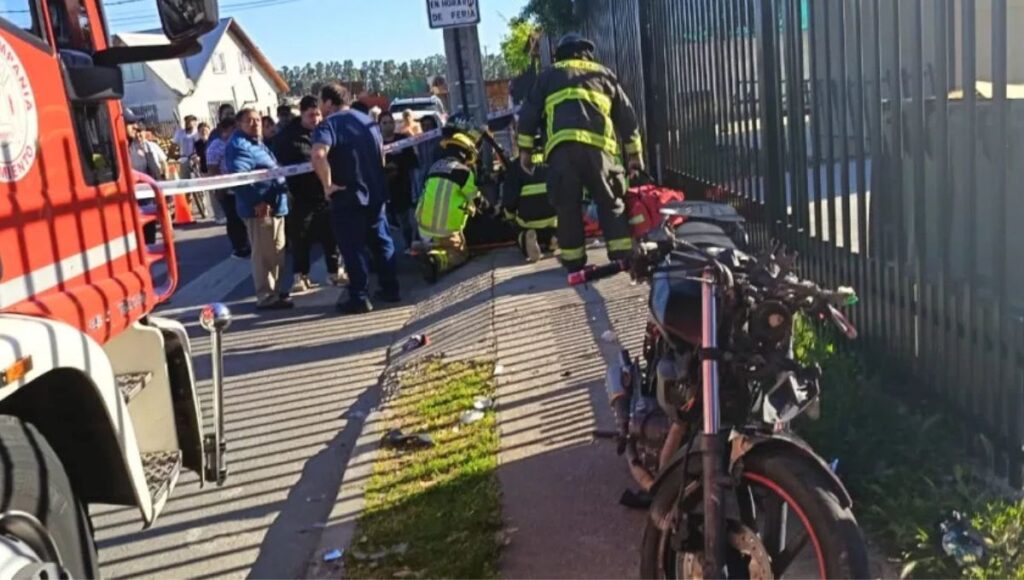 Dos heridos tras choque de motocicleta contra sede social en Curico